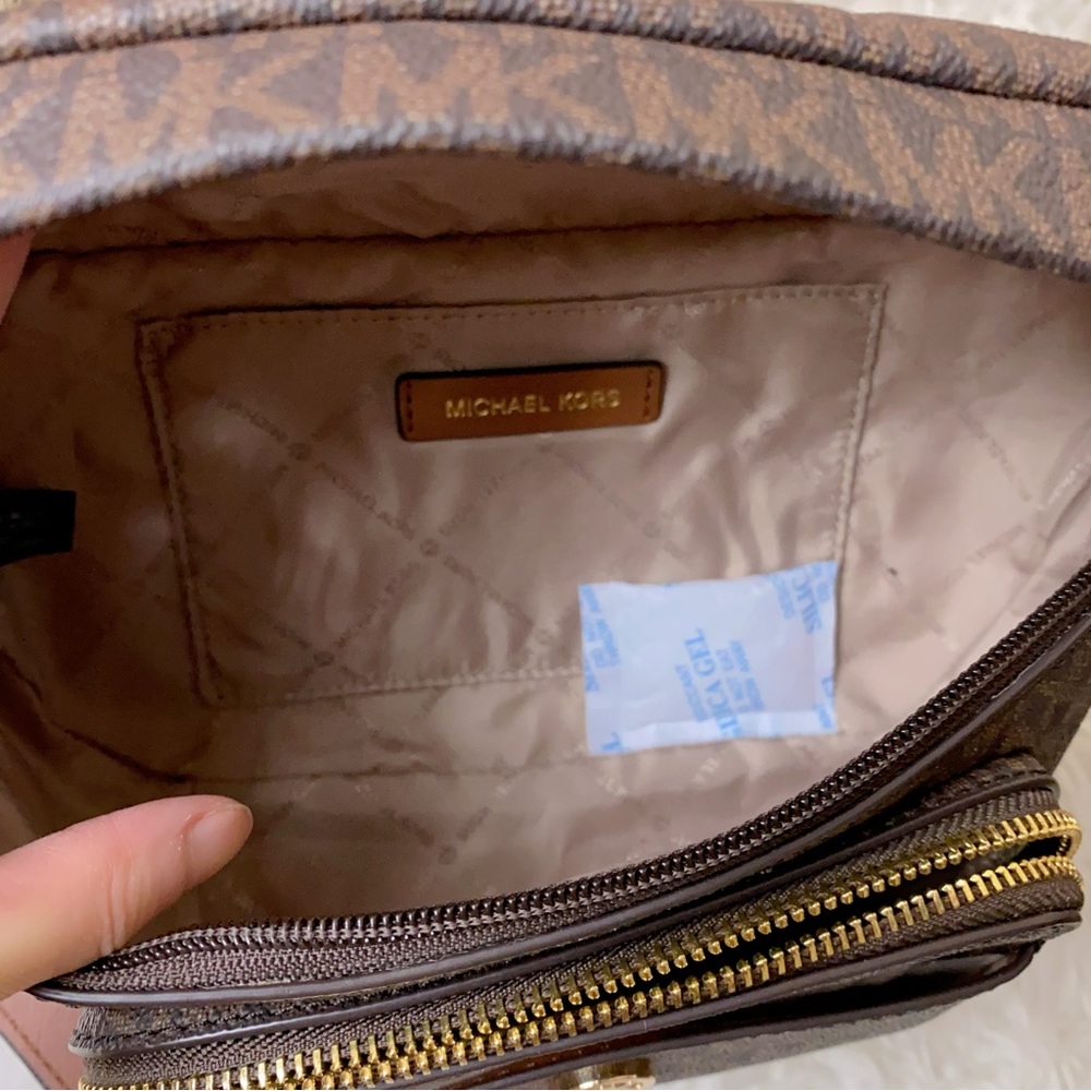 Michael Kors Maisie Large Logo 2-in-1 Sling Pack - Picture 6 of 14